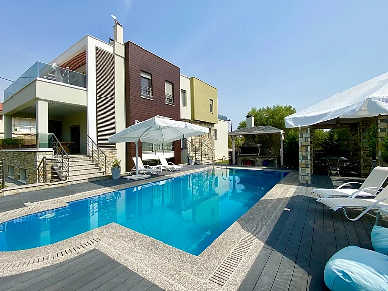 Nea Fokia 3-szintes modern villa medencével